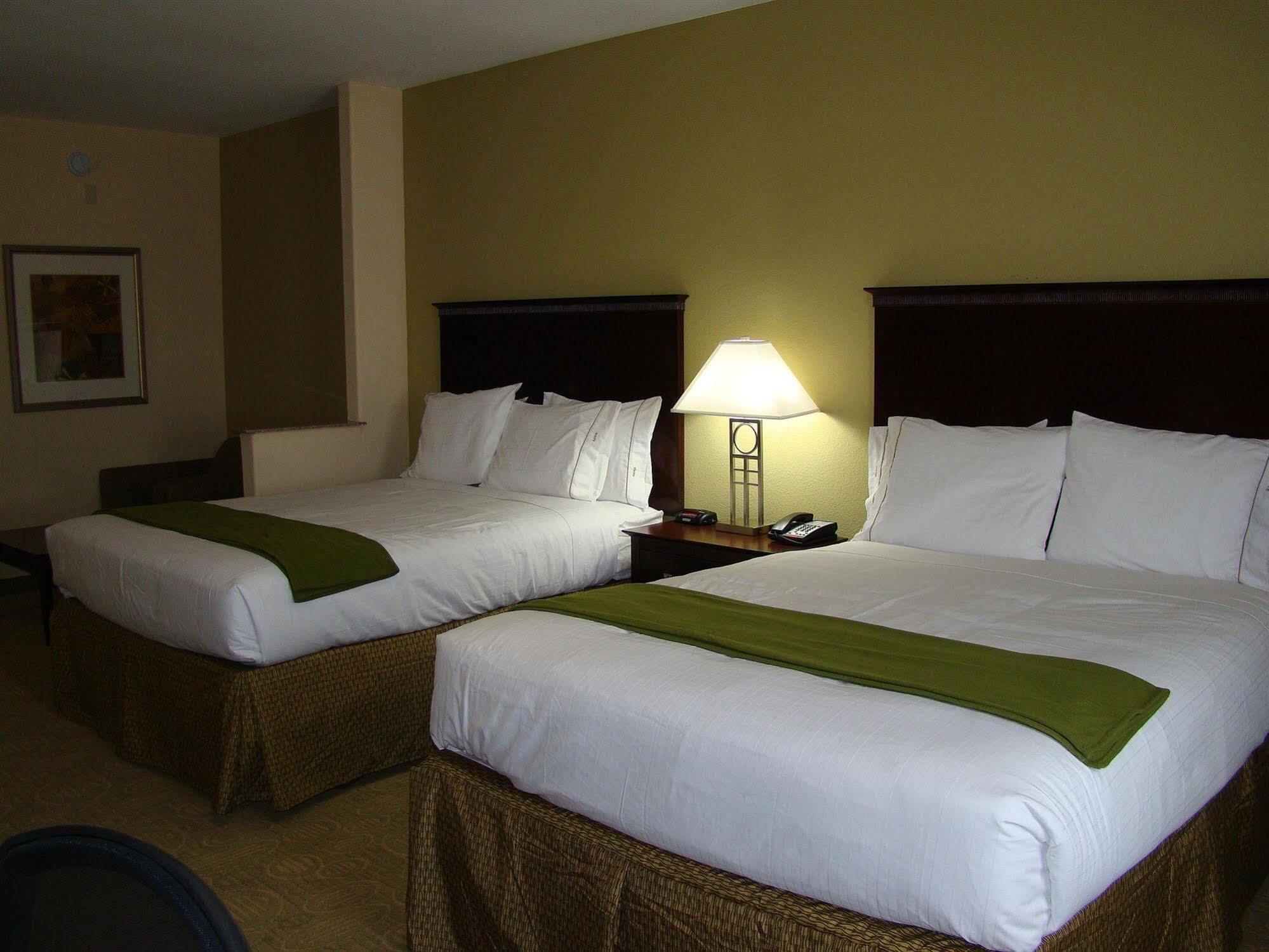 Holiday Inn Express & Suites Brownfield Exterior foto