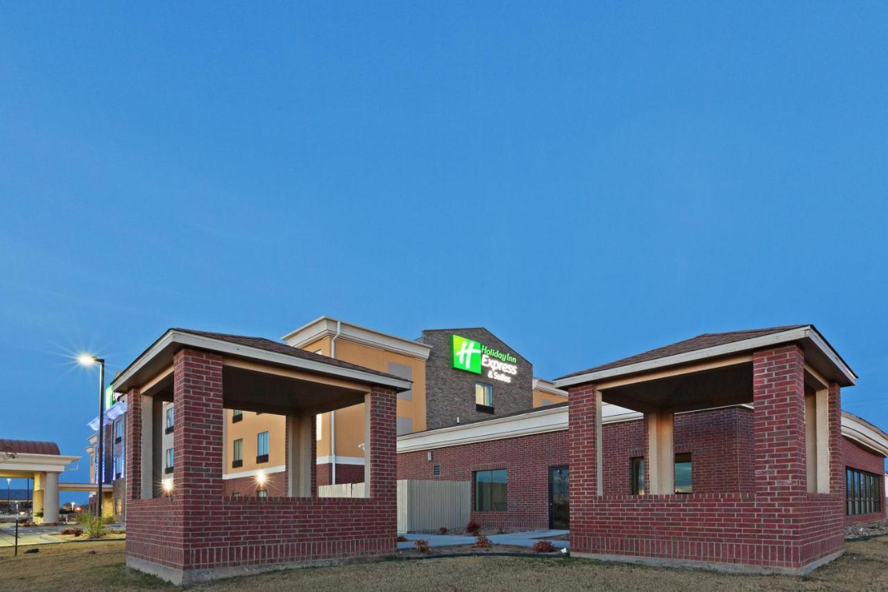 Holiday Inn Express & Suites Brownfield Exterior foto